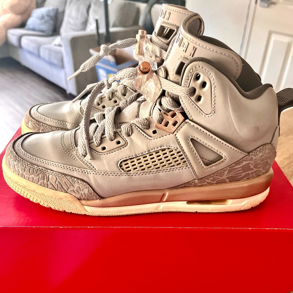Jordan Spizike
Wolf Grey Metallic Red Bronze
size: 7
